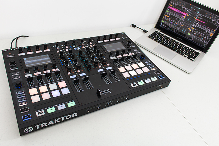 Traktor Kontrol S8 vs